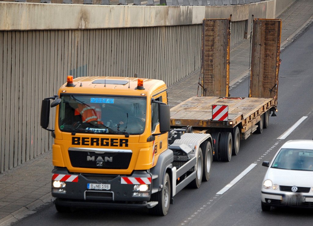 MAN Abrollkipper ohne Beladung mit Tiefladeh�nger der Fa. BERGER, 08.09.10 Berliner Stadtautobahn H�he Knobelsdorffstr. 