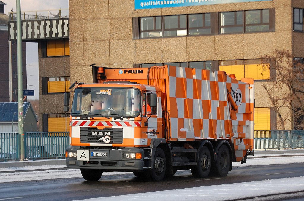MAN ME 280 B M�llentsorgungsfahrzeug mit FAUN M�llpresse der Entsorgungsfirma Berlin Recycling (Nr.67), 03.02.12 Berlin Putlitzbr�cke.