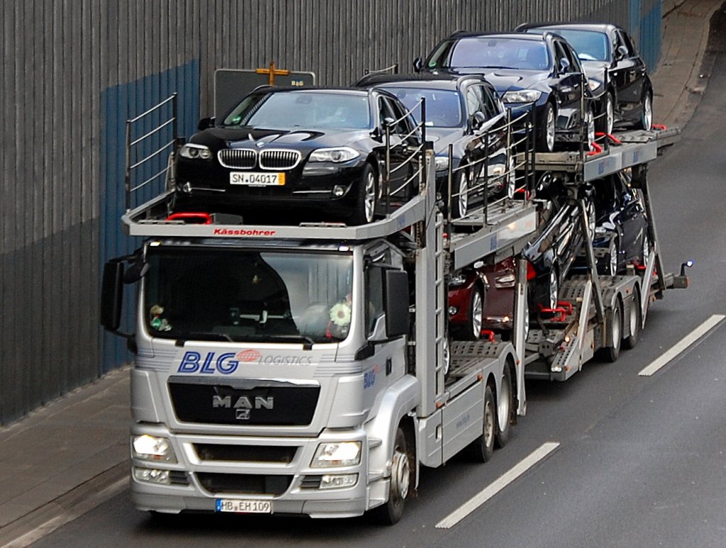 MAN PKW-Transporter der Sped BLG Logistics mit BMW Limousinen, 10.01.12 Berliner Stadtautobahn H�he Kaiserdamm.