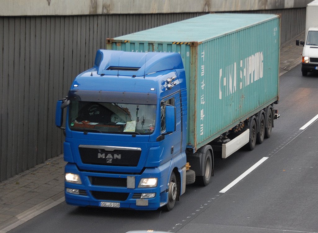 MAN Sattelzug mit Containertr�ger, 22.10.10 Berliner Stadtautobahn H�he Knobelsdorffstr.