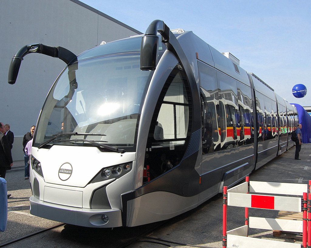 Man schaue und staune, der t�rkische Hersteller Durmazlar Makina San VE tic. A.S. hat eine hochmoderne Tram gebaut mit dem passenden Namen SilkWorm, 18.09.12 Inno Trans Berlin.