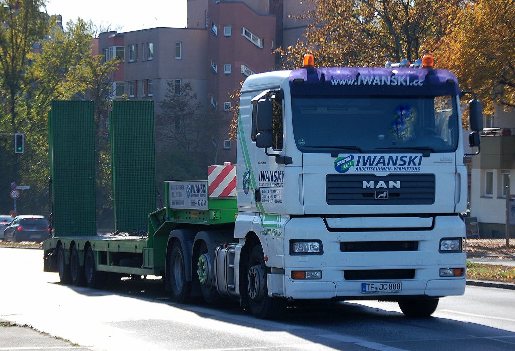 MAN TGA 26.430 mit Ladebr�ckenauflieger der Fa. IVANSKI Arbeitsb�hnen-Vermietung leider ohne Ladung, 29.10.12 Berlin-Beusselbr�cke.