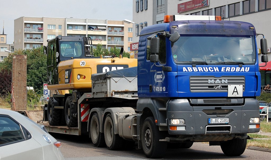 MAN TGA 26.440 Sattelzug der Fa. BERG mit Tiefladebr�cke mit CAT M318D beladen am 06.08.13 Berlin-Pankow. 