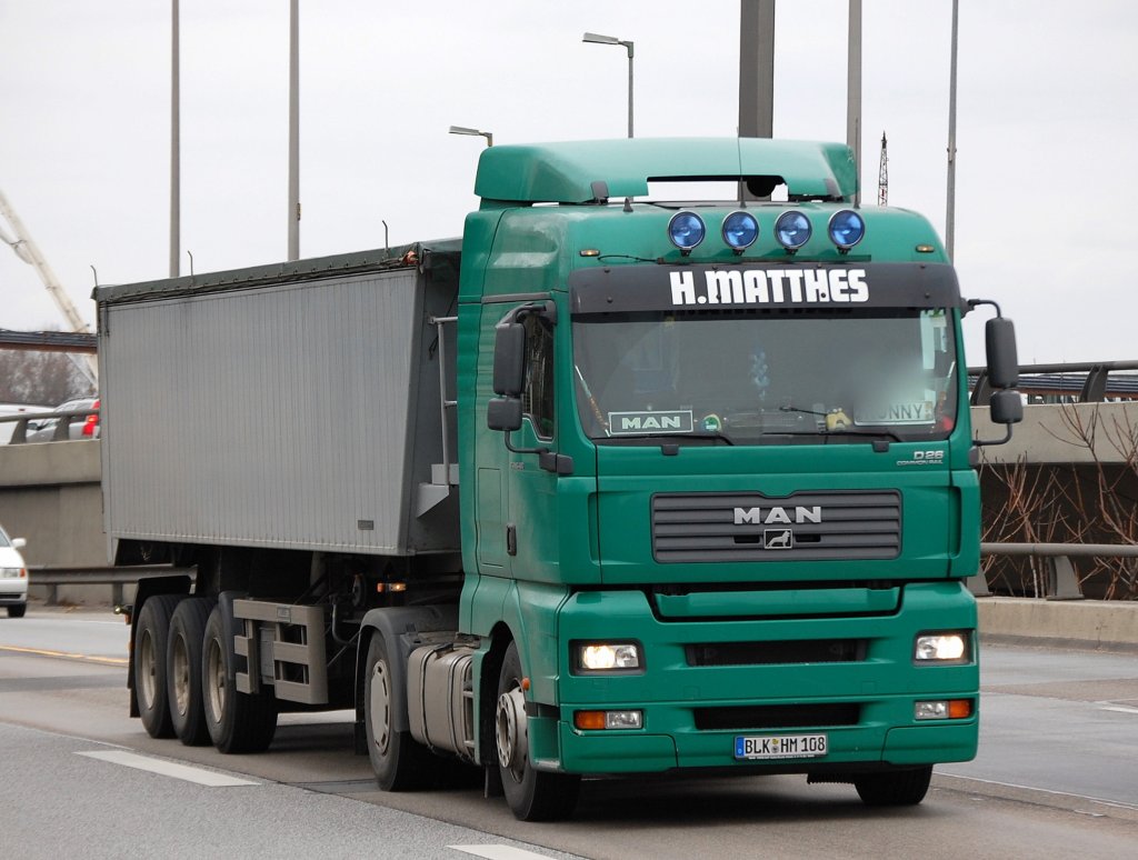 MAN TGA mit 480 PS als Sattelkipper der Fa. H.MATTHES, 12.03.09 Berliner Stadtautobahn H�he Spandauer Damm.