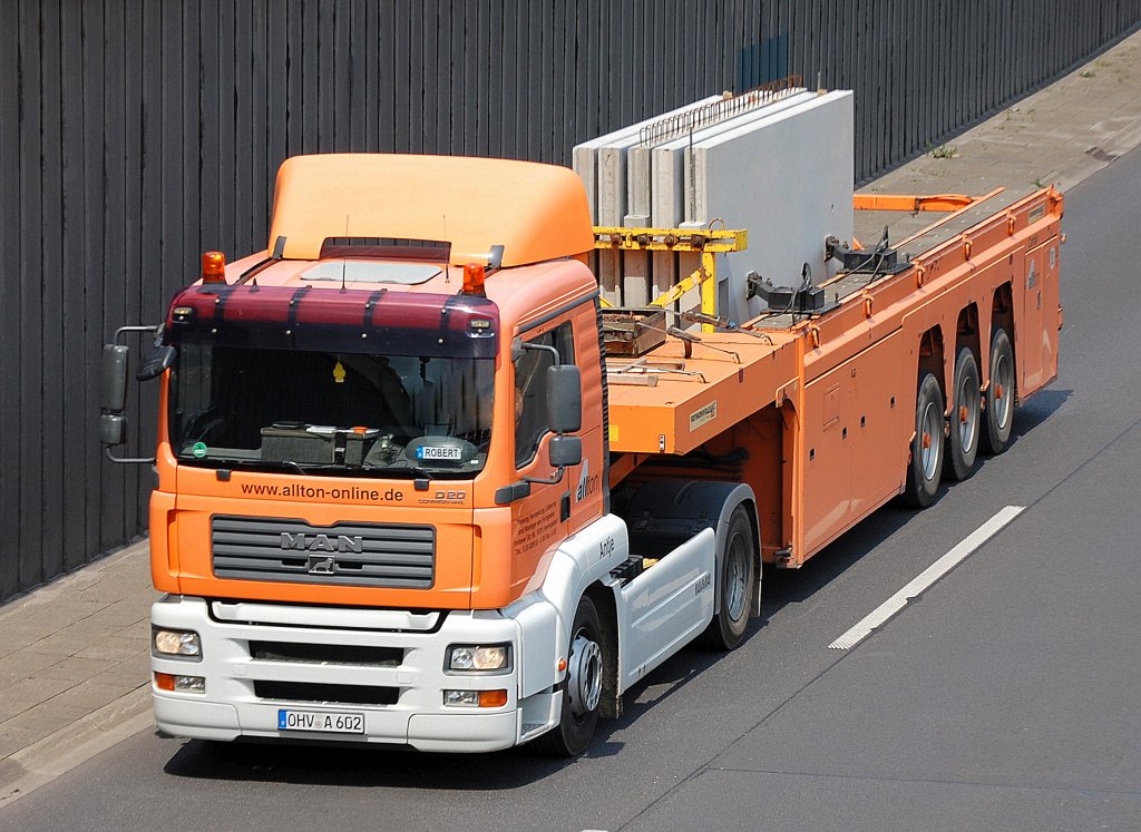 MAN TGA mit Spezialauflieger f�r Betonfertigteile der Fa. Allton, 12.07.11 Berliner Stadtautobahn H�he Knobelsdorffstr.
