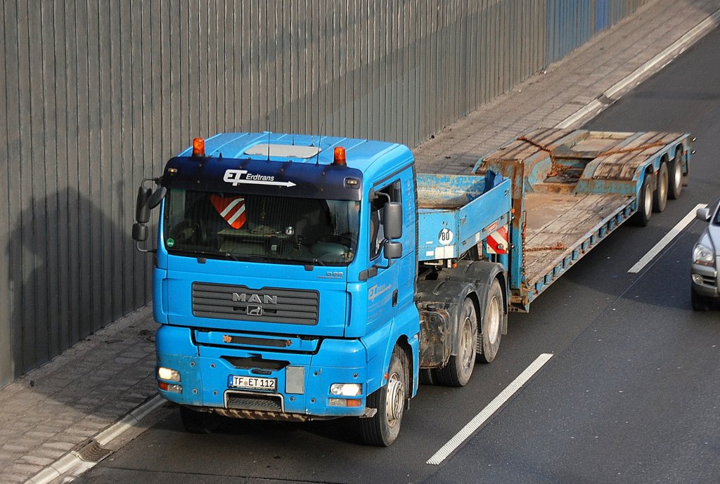 MAN TGA Sattelzug mit Tiefladebr�cke Fa. ET Erdtrans, 31.01.13 Berliner Stadtautobahn H�he Kaiserdamm.