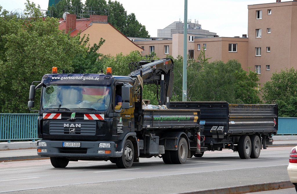 MAN TGL 12.240 Baukipper (Selbstlader) mit H�nger der der Fa. G�rtnerhof GmbH, 27.05.13 Berlin-Putlitzbr�cke.