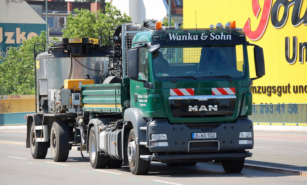 MAN TGS 18.320 Baukipper (Selbstlader) der Fa. Wanka & Sohn mit Aspaltkocher als H�nger, 17.06.13 Berlin-Putlitzbr�cke.