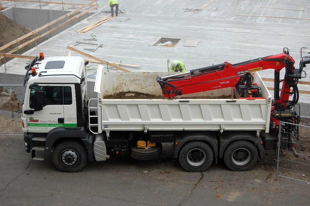 MAN TGS 26.440 Baukipper mit EPSILON/PALFINGER M110L Hydraulikgreifarm der Fa.J�rgen Herbst, 15.11.12 Berlin-Pankow. 