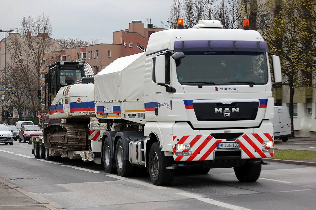 MAN TGX 25.480 mit Goldhofer Ladebr�ckenauflieger und einem VOLVO Raupenbagger als Transportgut der Baufirma EUROVIA am 12.04.12 Berlin-Beusselbr�cke.