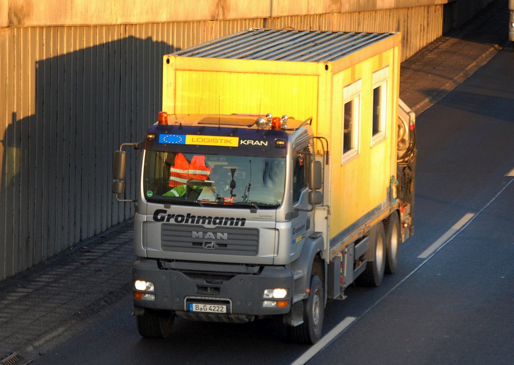 MAN Transportfahrzeug mit Hydraulikgreifarmaufsatz f�r Baustellenger�tschaften und Baustellencontainer der Fa. Grohmann Logistik beladen mit einem Baustellencontainer, 10.01.11 Berliner Stadtautobahn H�he Knobelsdorffstr.