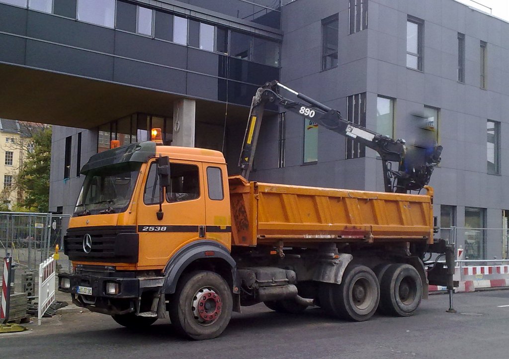 MB 2538 Baukipper mit Hydraulikgreifarmaufsatz im Einsatz, 23.10.12 Berlin-Pankow.