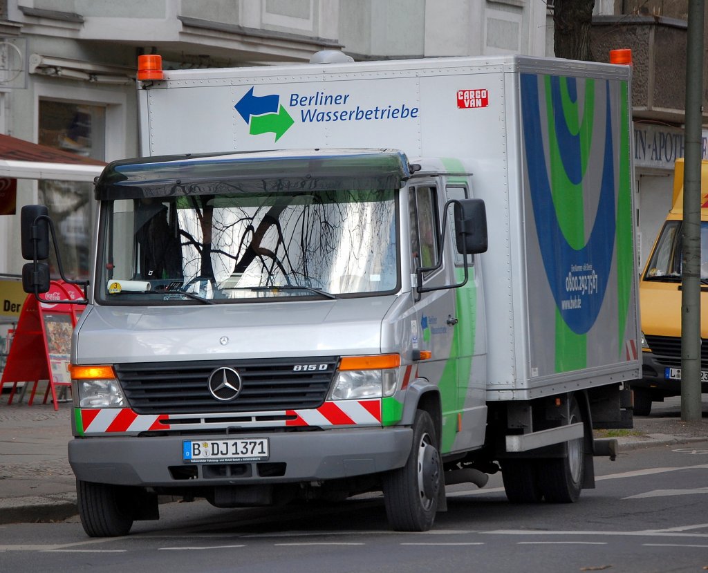 MB 815 D Transporter mit Kastenaufbau der Berliner Wasserbetriebe, 20.03.09 Berlin-Pankow. 
