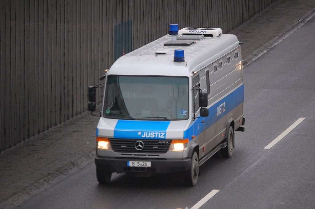 MB 816 D Transportbus der Berliner JUSTIZ als Gefangenentransporter im Einsatz, 13.01.11 Berliner Stadtautobahn H�he Knobelsdorffstr.