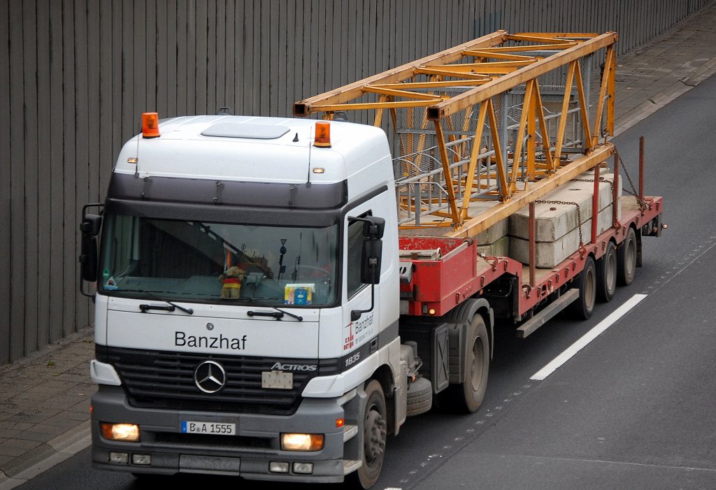 MB ACTROS 1835 Sattelzug der Kranverleihfirma banzhaf mit einem Kransegment eines Hochkrans beladen, 22.10.10 Berliner Stadtautobahn H�he Knobelsdorffstr. 