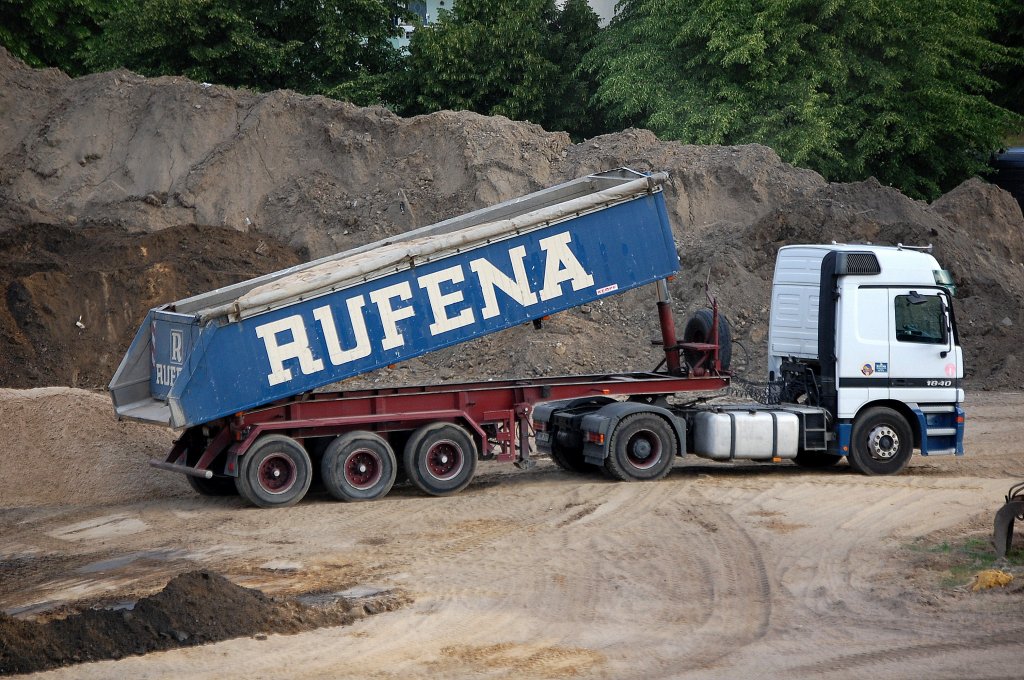 MB ACTROS 1840 Sattelkipper der Fa. RUFENA am 30.05.12 Berlin-Pankow.