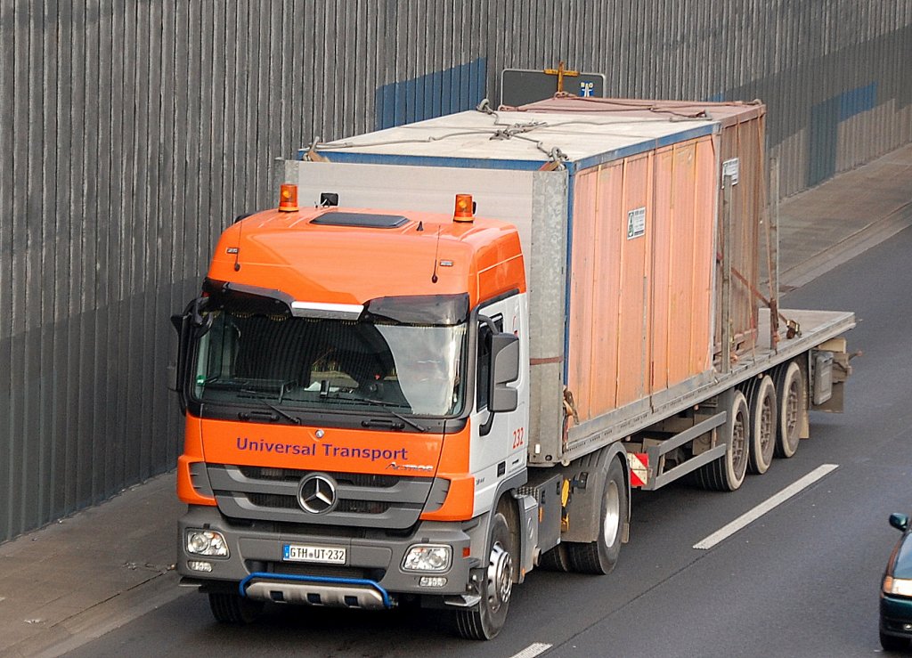 MB ACTROS 1841 der Sped. Universal Transport mit Flachauflieger mit Baucontainern beladen, 04.11.11 Berliner Stadtautobahn H�he Kaiserdamm.