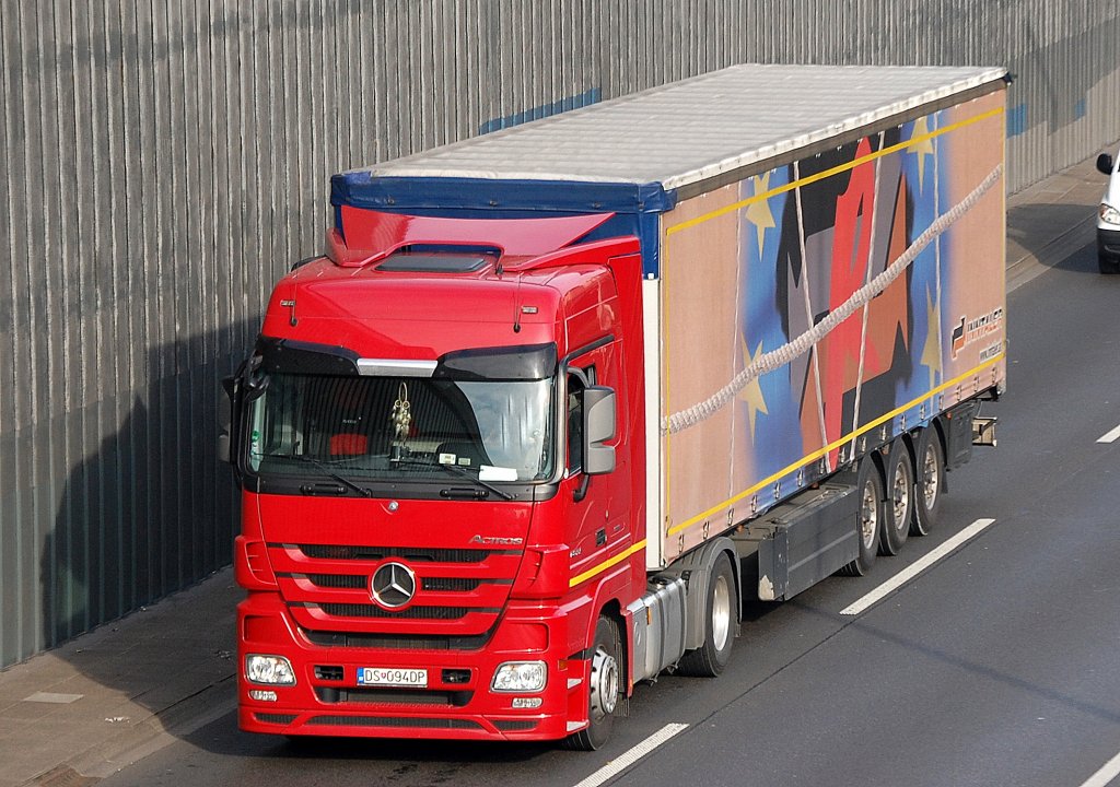 MB ACTROS 1844 mit Auflieger Fa.?, 04.11.11 Berliner Stadtautobahn H�he Kaiserdamm.  