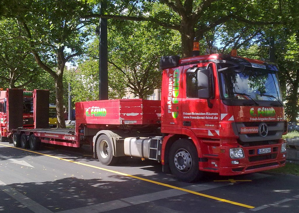 MB ACTROS 1846 mit Tiefladebr�cke als Auflieger f�r die Asphaltfr�sen der Fa. E.FEIND am 01.07.11 Berlin-Pankow.