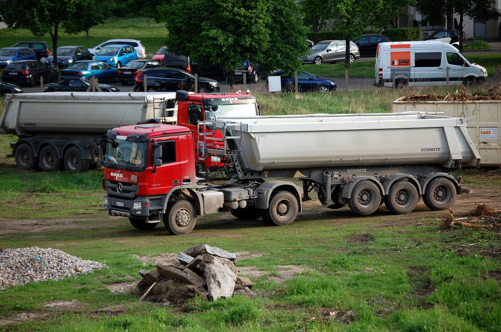 MB ACTROS 2044 Sattelkipper der Fa. BRIES KORN, 09.05.12 Berlin-Pankow.