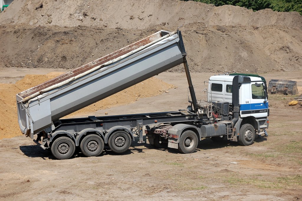 MB ACTROS 2048 Sattelkipper f�hrt die Kipperhydraulik ein, 22.05.12 Berlin-Pankow.  