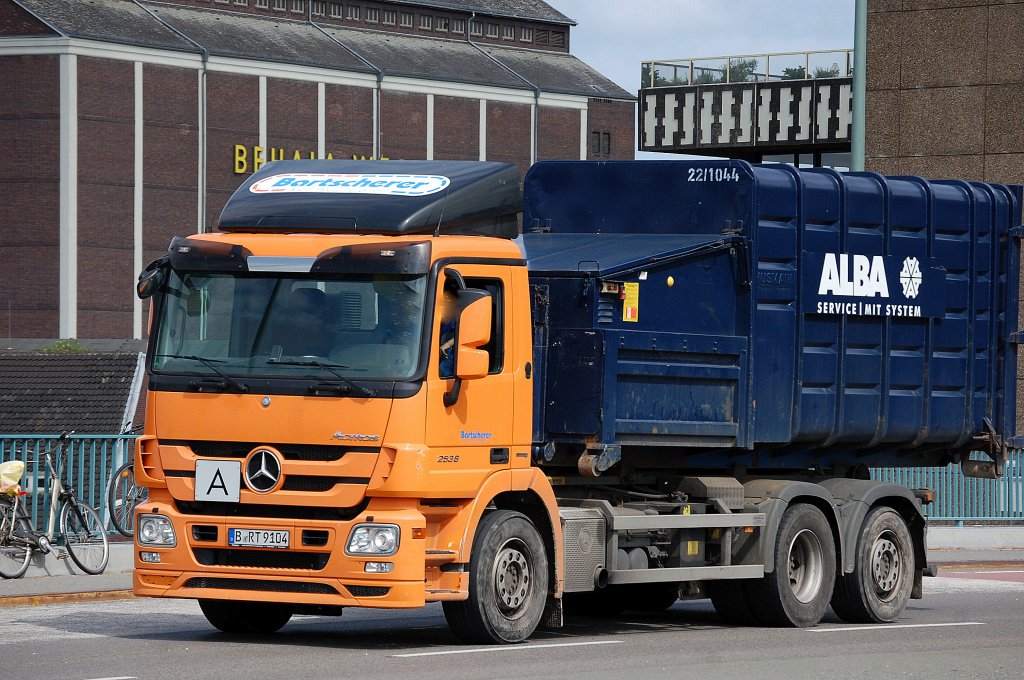 MB ACTROS 2538 Abrollkipper der Fa. Bartscherer mit Entsorgungscontainer der Recyclingfirma ALBA, 03.06.13 Berlin-Putlitzbr�cke.