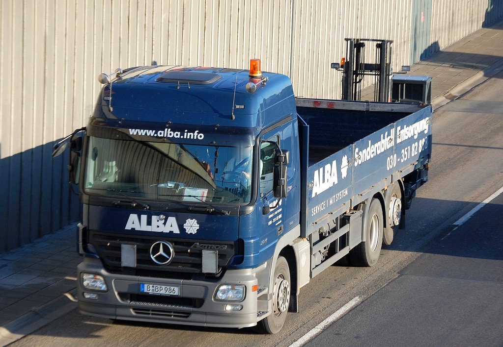 MB ACTROS 2541 Pritschen-LKW der FA. ALBA f�r Entsorgungstransporte mit Gabelstapler am Heck, 31.08.10 Berliner Stadtautobahn H�he Kaiserdamm.
