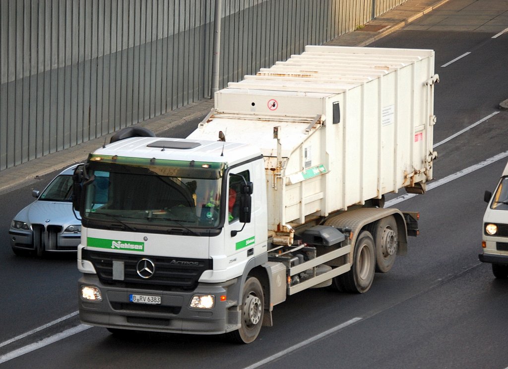 MB ACTROS 2546 Abrollkipper mit einem Spezial-M�llentsorgungscontainer der Fa. Nehlsen, 07.09.10 Berliner Stadtautobahn H�he Kaiserdamm. 