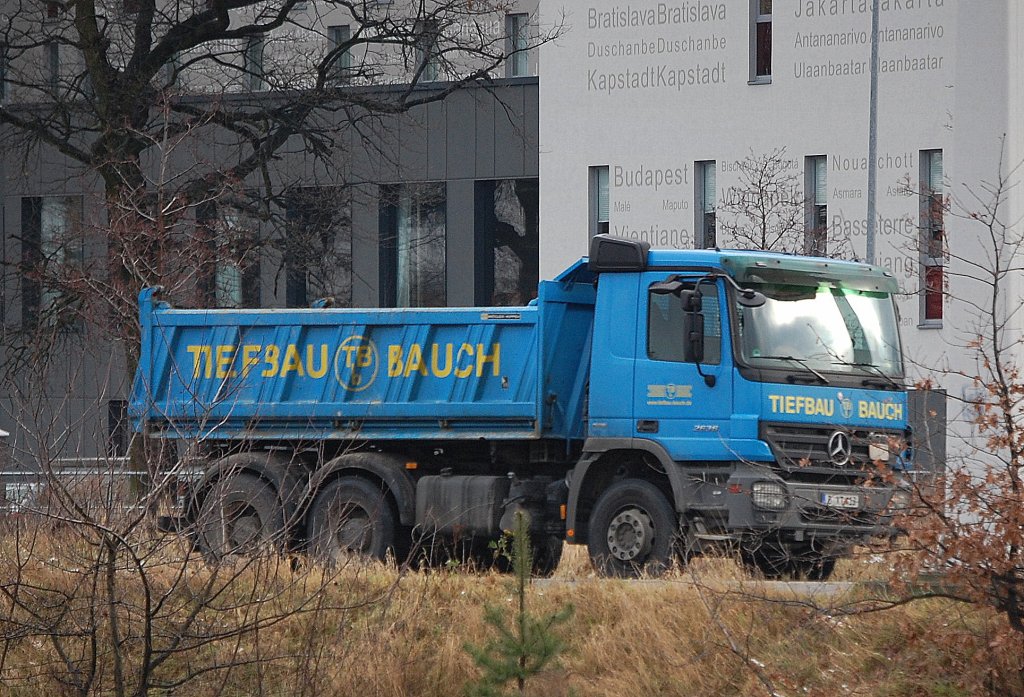 MB ACTROS 2636 Baukipper der Fa. TIEFBAU BAUCH, 24.01.12 N�he S-Bhf. Flughafen Berlin-Sch�nefeld.