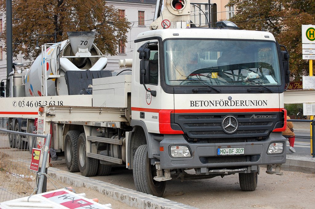 MB ACTROS 2636 der BETONF�RDERUNION BFU mit BEtonpumpe im Einsatz am 18.10.11 Berlin-Pankow. 