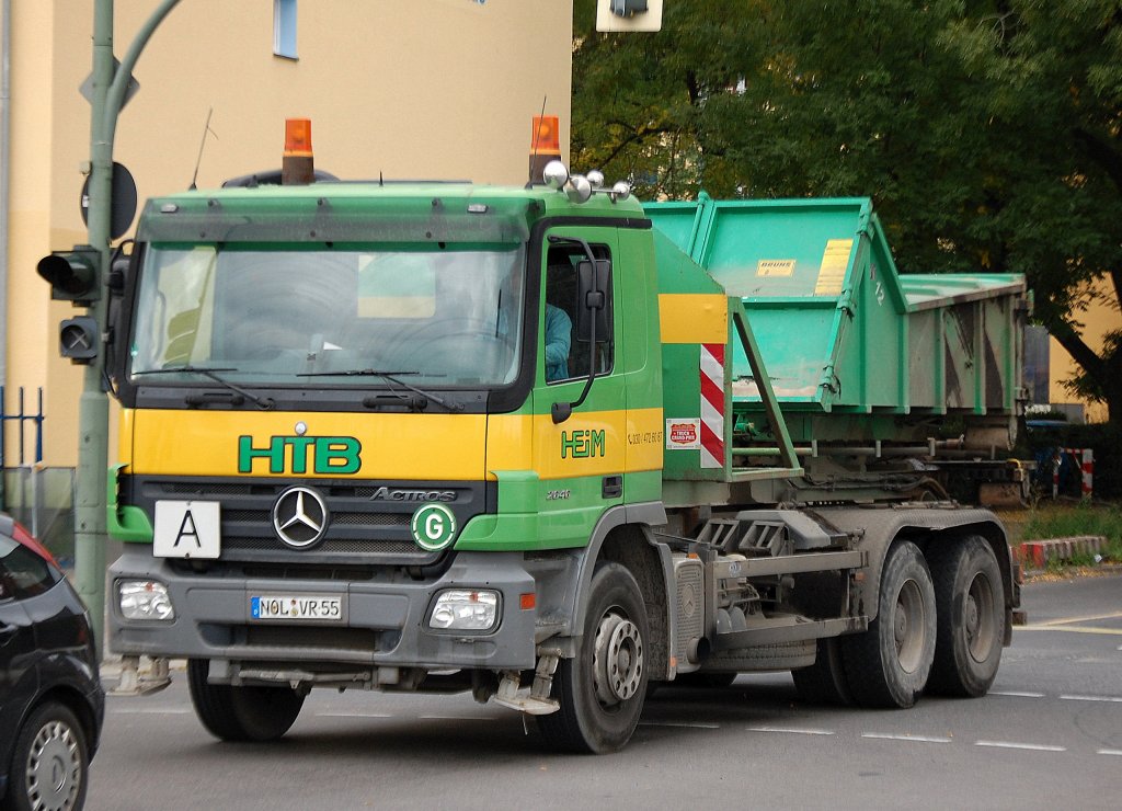 MB ACTROS 2646 Abrollkipper mit interessantem Spezialcontainer auf der Ladefl�che der Fa.HTB am 21.09.10 Berlin-Knobelsdorffstr. 
