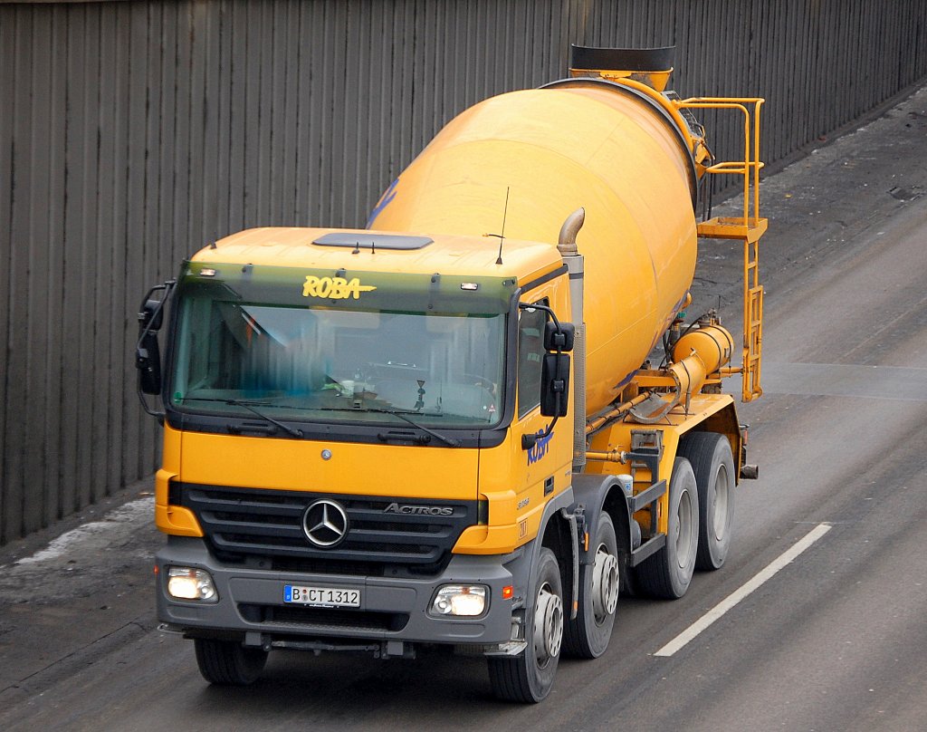 MB ACTROS 3236 Betonmischfahrzeug dee4 Fa. ROBA, Berliner Stadtautobahn 15.02.10 H�he. Knobelsdorffstr. 