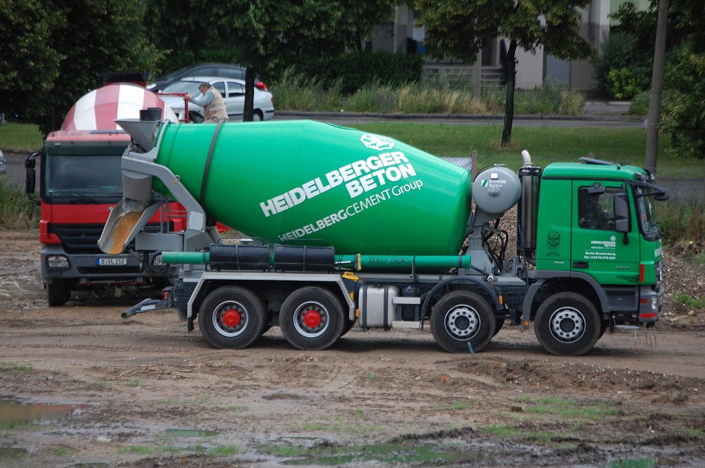 MB ACTROS 3241 Betonmischer der Fa. HEIDELBERGER BETON, 25.06.12 Berlin-Pankow.