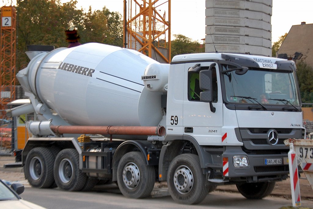 MB ACTROS 3241 mit LIEBHERR Betonmischer der Fa. MATTHIAS ERNST, 14.10.11 Berlin-Pankow.