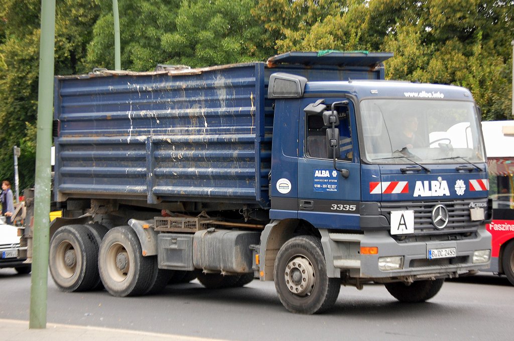 MB ACTROS 3335, ein hochwandiger Kipper mit Hydraulikgreifarm am Heck f�r diversen M�ll bzw. Bauschutt u.a. der Recyclingfirma ALBA, 11.08.10 Berlin-Pankow.