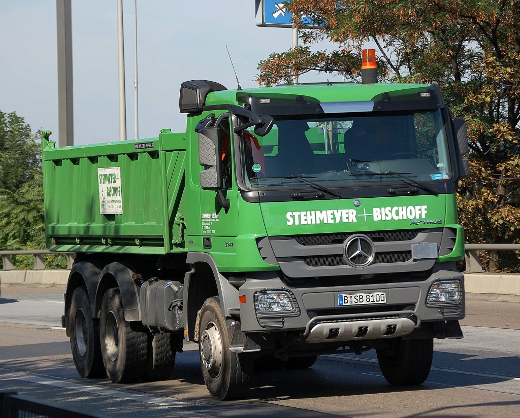 MB ACTROS 3341 Baukipper der Fa. STEHMEYER+BISCHOFF, 09.09.09 Berliner Stadtautobahn H�he Spandauer Damm.