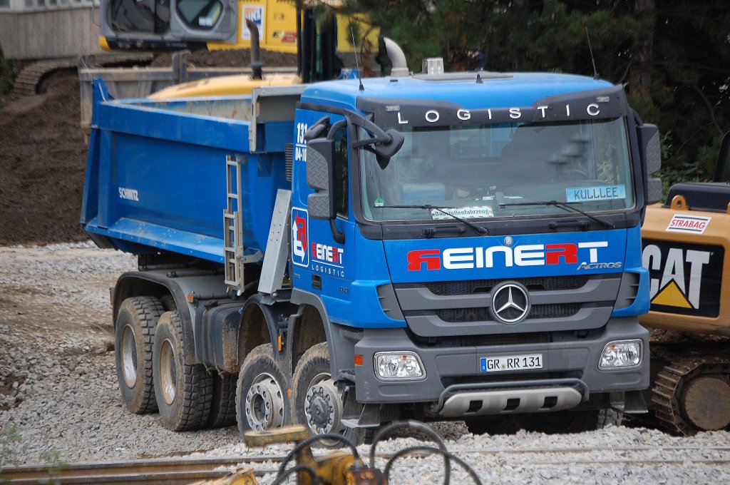 MB ACTROS 4141 Vierachs-Kipper der Fa. REINERT LOGISTIC bei den Bauarbeiten rund um den Bhf. Flughafen Berlin-Sch�nefeld, 30.09.10