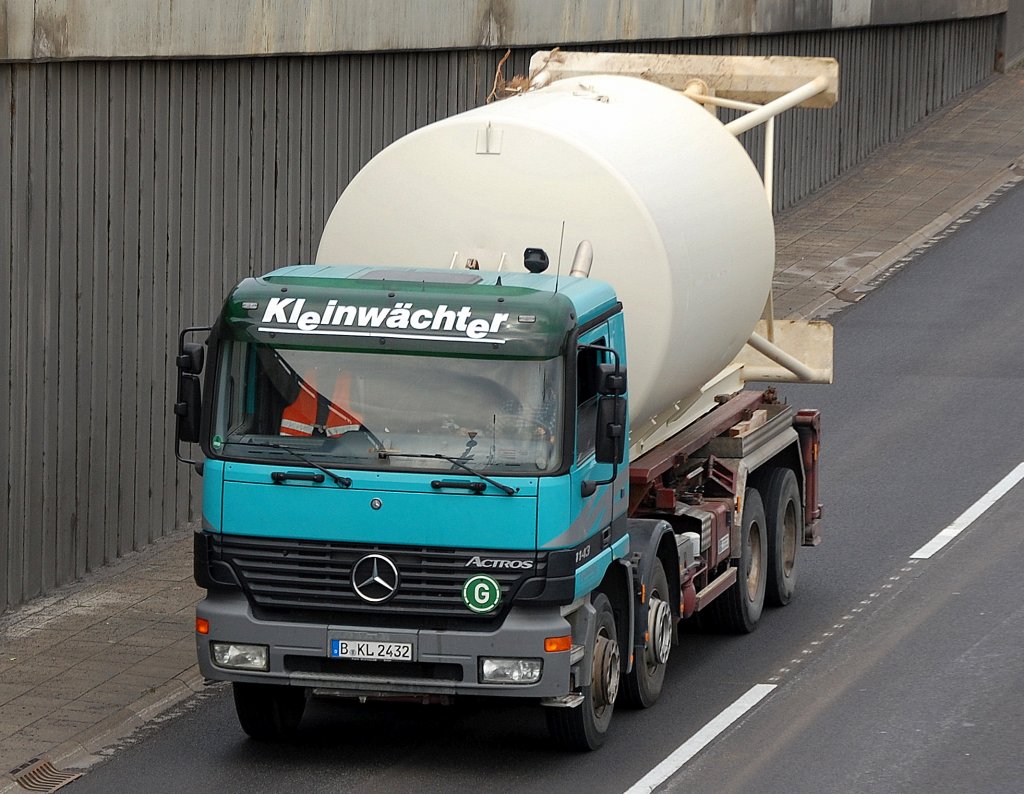 MB ACTROS 4143 der Fa. Kleinw�chter zum Absetzen von Silobeh�ltern f�r Kalk, Zement und andere staubf�rmige Baustoffe, 08.09.10 Berliner Stadtautobahn H�he Knobelsdorffstr.