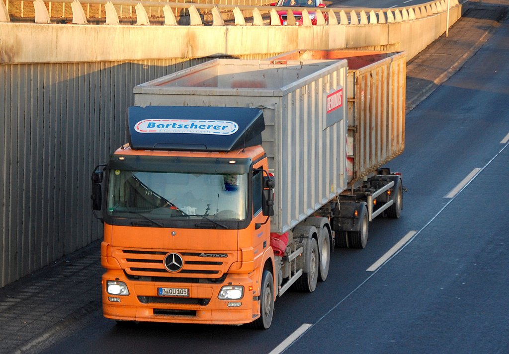 MB ACTROS Abrollkipper + H�nger der Recyclingfa. Bartscherer mit REMONDIS Container beladen, 10.01.11 Berliner Stadtautobahn H�he Knobelsdorffstr.