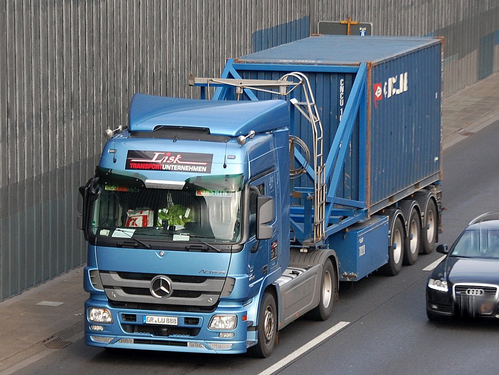 MB ACTROS mit interessantem Containertr�gerauflieger der Sped. Lisk  TRANSPORT UNTERNEHMEN, 04.11.11 Berliner Stadtautobahn H�he Kaiserdamm.