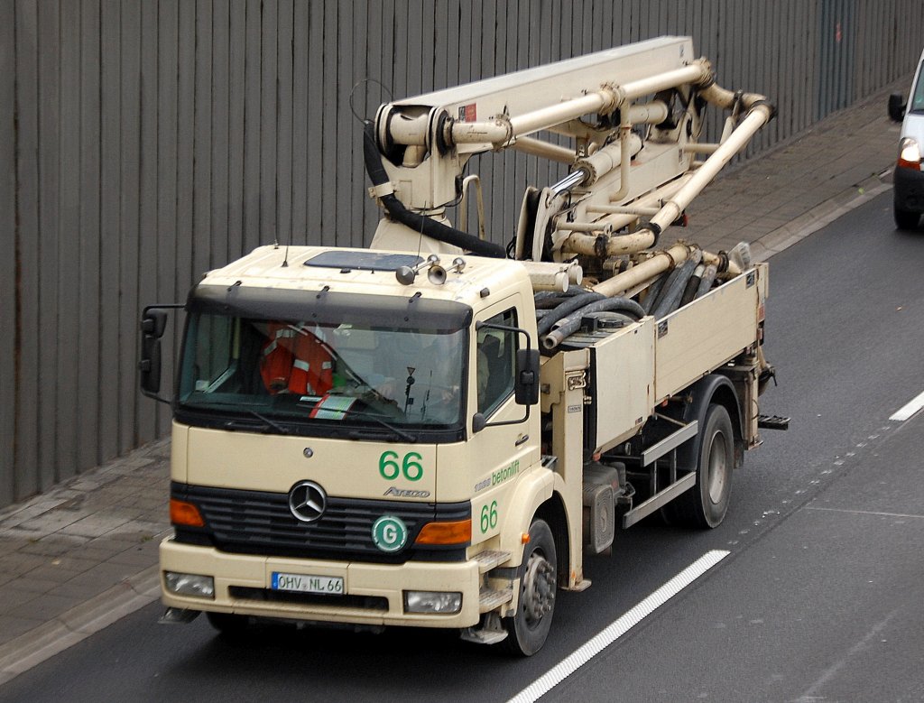 MB ATEGO 1320 Betonpumpen-LKW der Fa. betonlift, 22.10.10 Berliner Stadtautobahn H�he Knobelsdorffstr. 