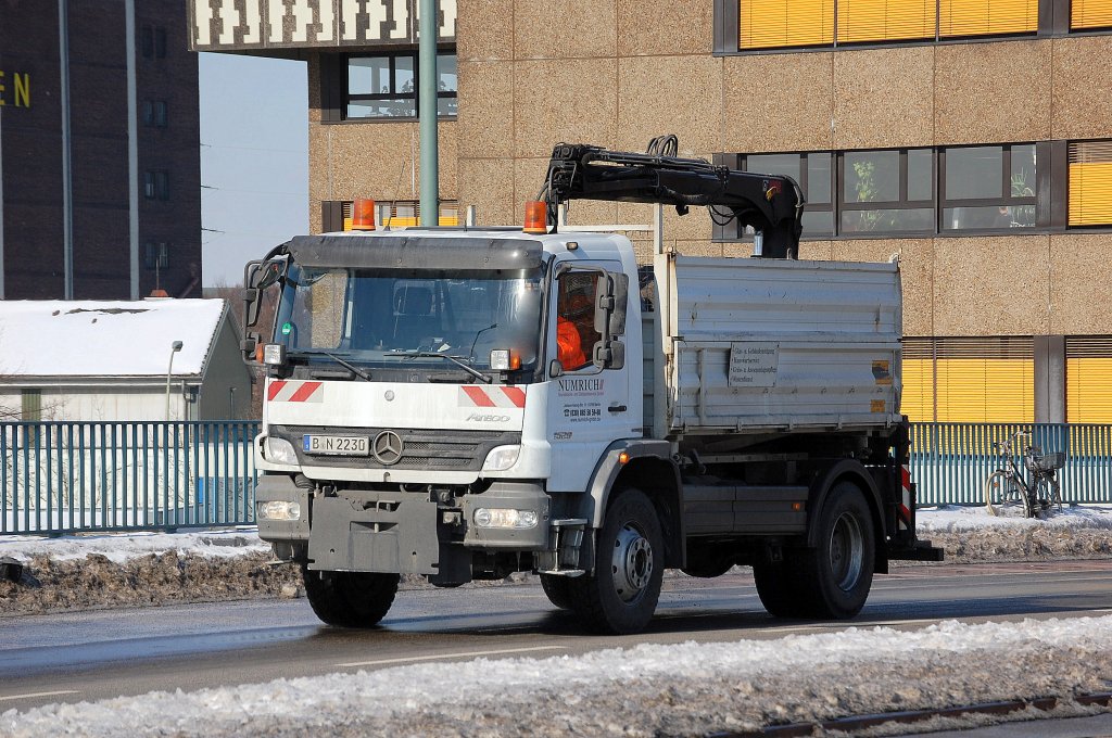 MB ATEGO 1529 Selbstlader/Kipper der Fa. Numrich, 13.03.13 Berlin-Putlitzbr�cke.