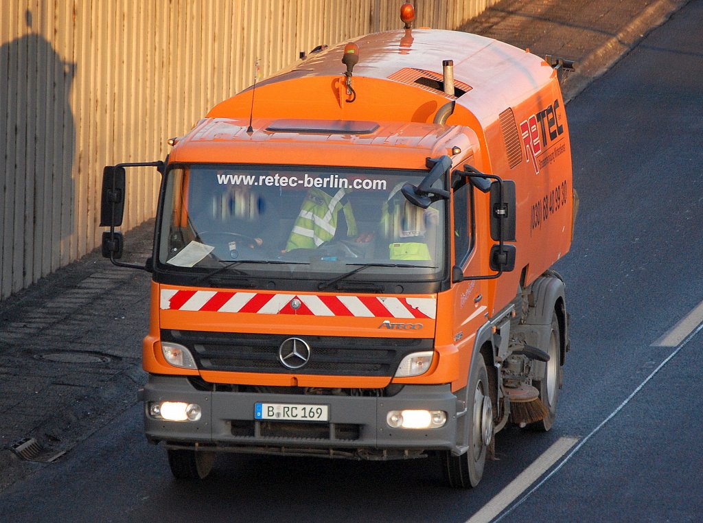 MB ATEGO 1825 Kehrfahrzeug der Fa. RETEC aus Berlin, 10.01.11 Berliner Stadtautobahn H�he Knobelsdorffstr.