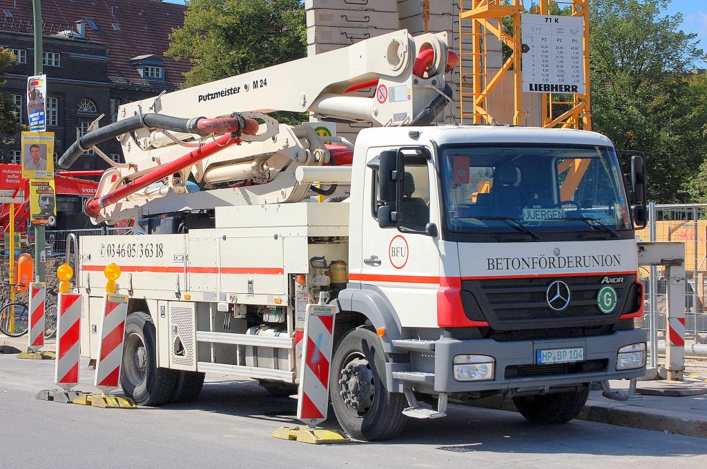 MB AXOR mit PUTZMEISTER M 24 Betonpumpe der Fa. BFU (BETONF�RDERUNION) aus Berlin, 22.08.11 Berlin-Pankow.
