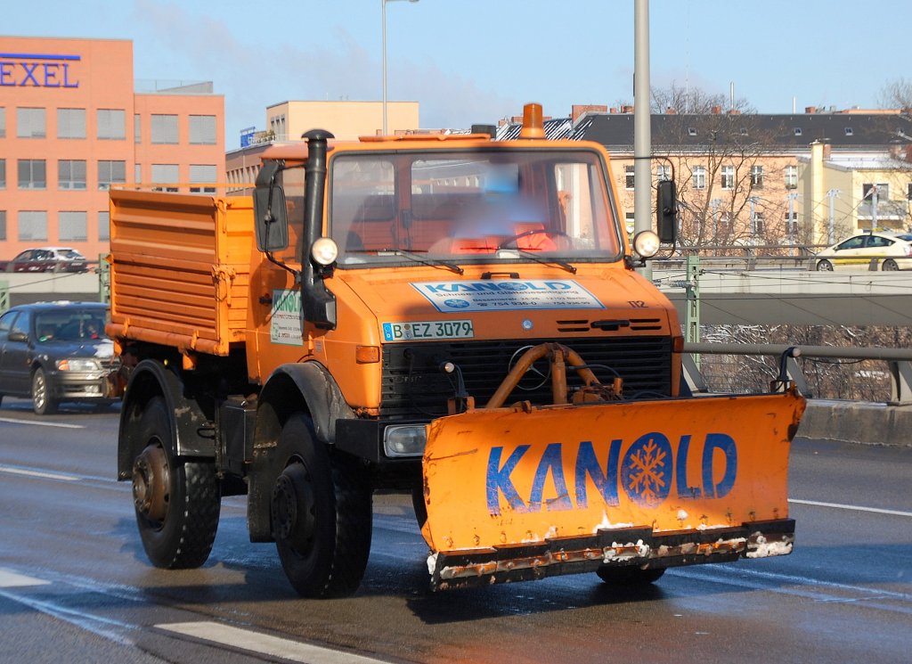 MB UNIMOG der Fa.KANOLD im Schneer�umdienst, Berliner Stadtautobahn H�he Spandauer Damm Br�cke, 16.02.09 