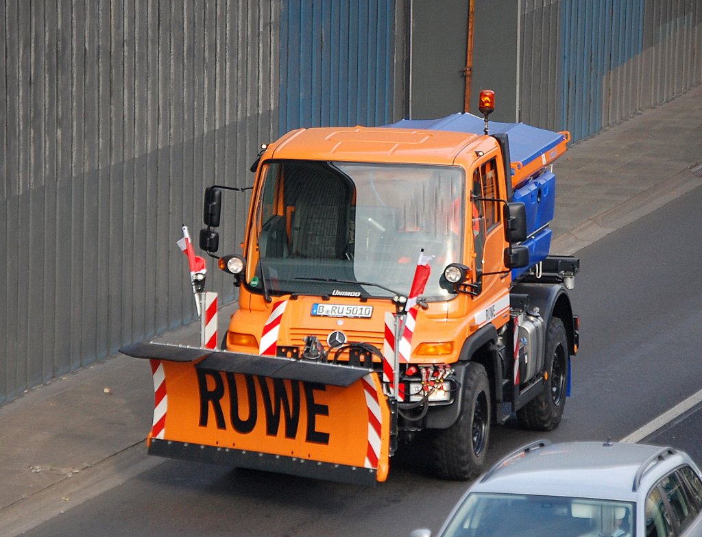 MB UNIMOG mit Streusiloaufsatz + Kehrschild der Fa. RUWE f�r den bevorstehenden Winter 2011, 04.11.11 Berliner Stadtautobahn H�he Kaiserdamm.
