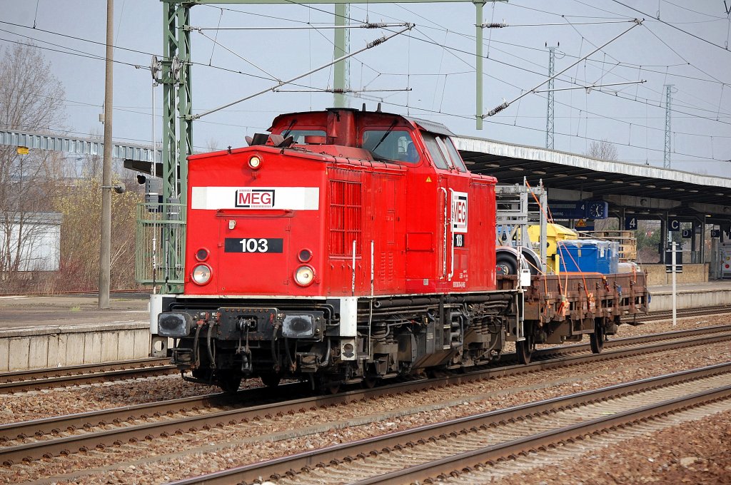 MEG 103 (92 80 1204 774-4 D-MEG, LEW Bj.1975) mit Arbeitszug, 20.03.12 Bhf. Flughafen Berlin-Sch�nefeld.