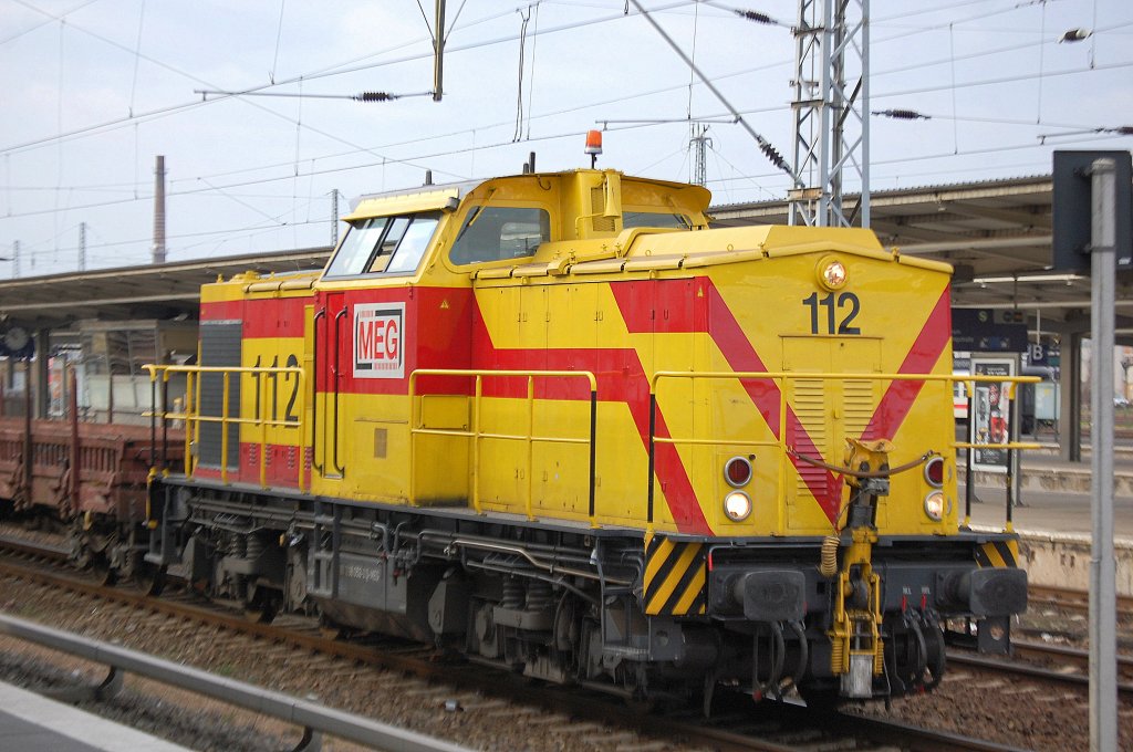 MEG 112 (98 80 3298 052-2 D-MEG) mit Arbeitszug f�r die Berliner S-Bahn am 19.12.11 auf dem Durchfahrtgleis im Bhf. Berlin-Lichtenberg.