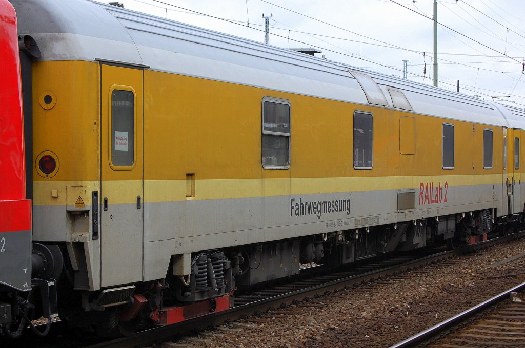 Messzug zur Fahrwegmessung der DB Netz Instandhaltung mit der Bezeichnung RAILab2 eingestellt mit der Nr. 63 80 99-94 003-0 Dienstmz 320 direkt hinter der 110 169-0 am 14.03.12 Bhf. Flughafen Berlin-Sch�nefeld.