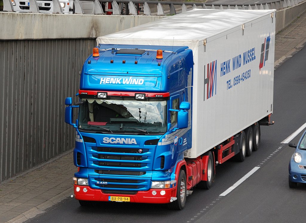 Metalikblaue SCANIA R440 Zugmaschine mit Auflieger der Fa. HENK WIND aus den Niederlanden, 21.09.10 Berliner Stadtautobahn H�he Knobelsdorffstr. 